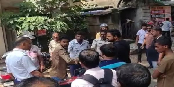 ट्रैफिक जांच के दौरान हंगामा, बाइक सवार और पुलिसकर्मी में मारपीट
