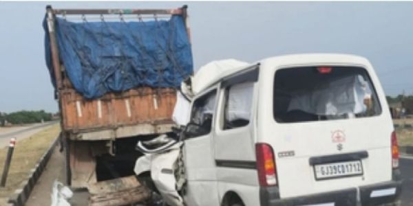 गुजरात के राधनपुर-वाराही नेशनल हाइवे पर ट्रक के पीछे घुसी कार, 3 की मौत