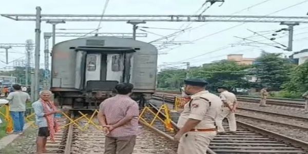 बिहार के आरा में गाड़ी संख्या 15483 महानंदा एक्सप्रेस डिरेल, स्टेशन मास्टर संस्पेंड