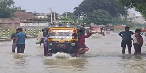 वीआईपी कॉलोनियों में घुसा बाढ़ का पानी, एनएच-80 भी चपेट में