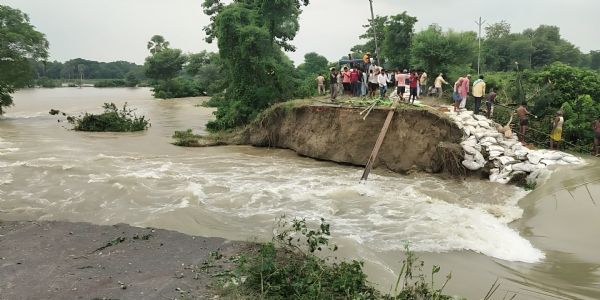 सारण में माही नदी का तटबंध टूटा प्रशासन ने शुरू किया राहत व बचाव कार्य