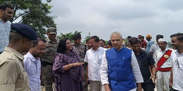 सारण में माही नदी टूटे तटबंध का उपमुख्यमंत्री विजेंद्र यादव ने किया निरीक्षण