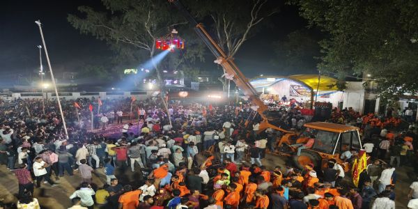 30 फीट ऊंची मटकी फोड़ प्रतियोगिता में उमड़ा जनसैलाब, श्री राम सेना विश्रामनगर ने फोड़ी मटकी