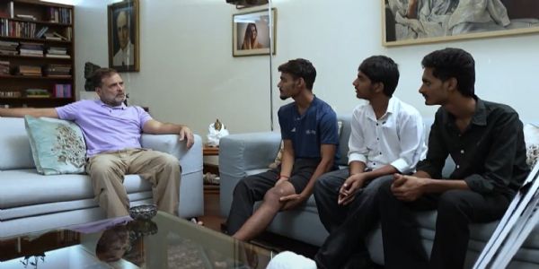 दिल्ली में अपने आवास पर बिहार के घायल छात्रों से मुलाकात करते लोकसभा में विपक्ष के नेता राहुल गांधी। दिल्ली में अपने आवास पर बिहार के घायल छात्रों से मुलाकात करते लोकसभा में विपक्ष के नेता राहुल गांधी।
