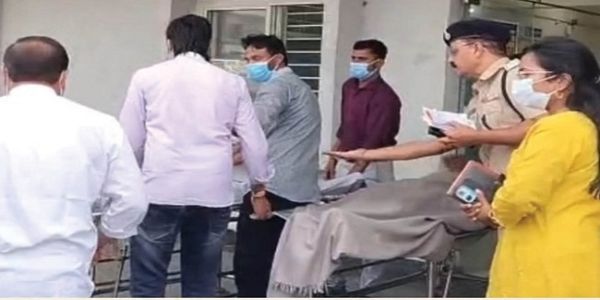 सागर में जहरीली शराब से बीमार पड़े लोग अस्पताल में भर्ती