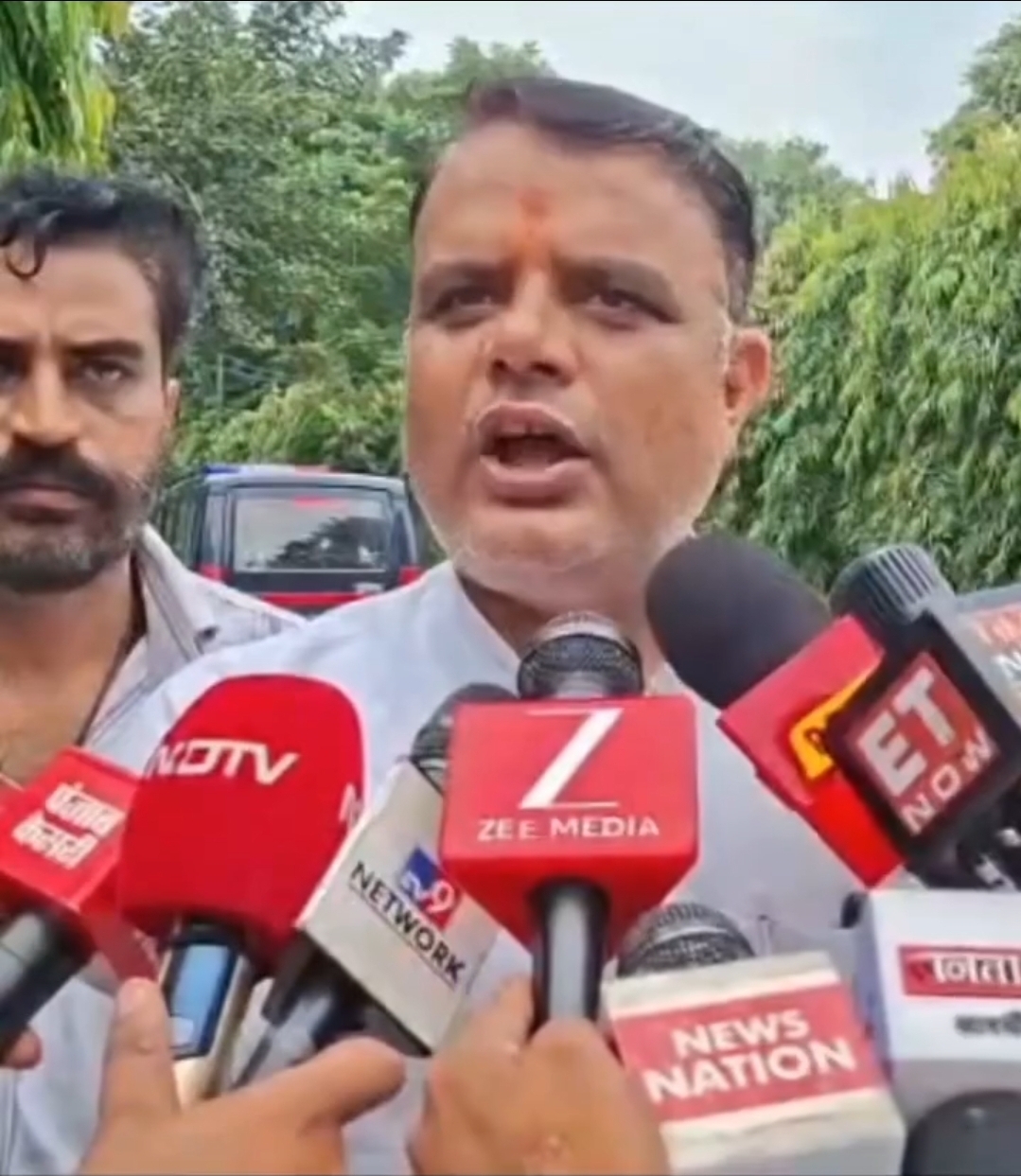 मीडिया से बात करते विकास त्यागी मीडिया से बात करते विकास त्यागी