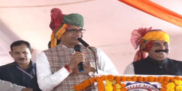 मंडीदीप में शिक्षक एवं प्रतिभा सम्मान समारोह को संबोधित करते हुए शिवराज सिंह मंडीदीप में शिक्षक एवं प्रतिभा सम्मान समारोह को संबोधित करते हुए शिवराज सिंह