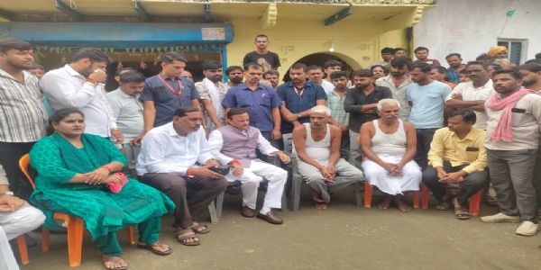 जहरीली शराब के पीड़ितों से मिले उप मुख्यमंत्री राजेन्द्र शुक्ल जहरीली शराब के पीड़ितों से मिले उप मुख्यमंत्री राजेन्द्र शुक्ल
