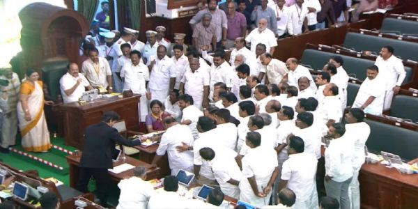 DMK सदस्यों ने मुख्यमंत्री विजय के आरोपों पर जवाब देने की अनुमति की मांग करते हुए सदन में धरना दिया। DMK सदस्यों ने मुख्यमंत्री विजय के आरोपों पर जवाब देने की अनुमति की मांग करते हुए सदन में धरना दिया।