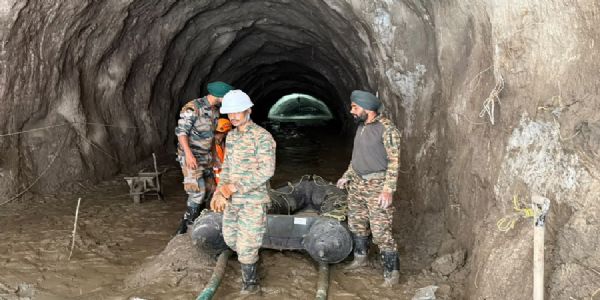 भारतीय बचाव दल लगातार काम करती हुई