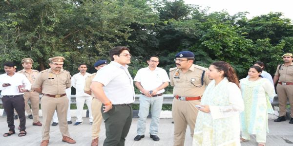 घटना स्थल का दौरा करते मेरठ मंडल आयुक्त घटना स्थल का दौरा करते मेरठ मंडल आयुक्त