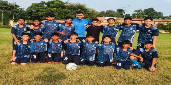 सब जूनियर बालक अंतर मंडलीय प्रदेश स्तरीय फुटबॉल चैंपियनशिप 2026 में प्रतिभाग करने के लिए आगरा रवाना होने से पहले मंडलीय टीम। सब जूनियर बालक अंतर मंडलीय प्रदेश स्तरीय फुटबॉल चैंपियनशिप 2026 में प्रतिभाग करने के लिए आगरा रवाना होने से पहले मंडलीय टीम।