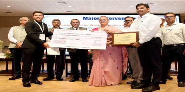 स्वच्छ श्रेणी में पुरस्कार वितरण में मौजूद राज्यों के अधिकारी