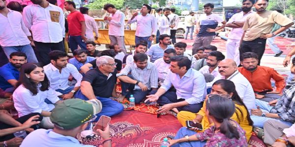 सत्य निकेतन घटना स्थल पर धरने पर बैठे दिल्ली प्रदेश कांग्रेस अध्यक्ष