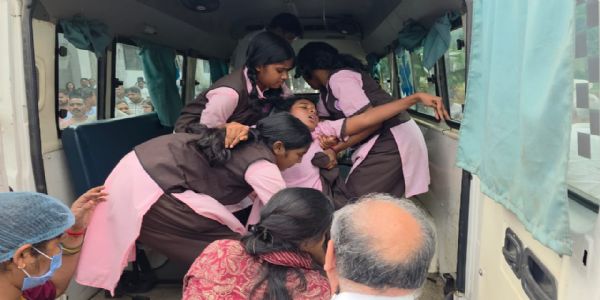अम्बिकापुर : एकलव्य विद्यालय में अव्यवस्था से नाराज छात्राएं निकलीं पैदल, प्रशासन ने पहुंचाया कलेक्टोरेट