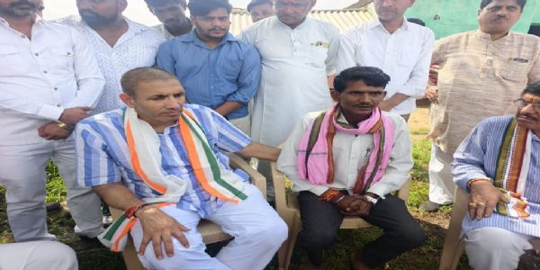 सागर जहरीली शराब त्रासदी: प्रभावित गांवों में पहुंचे जीतू पटवारी, कहा- मौतों के सही आंकड़े सामने लाए सरकार