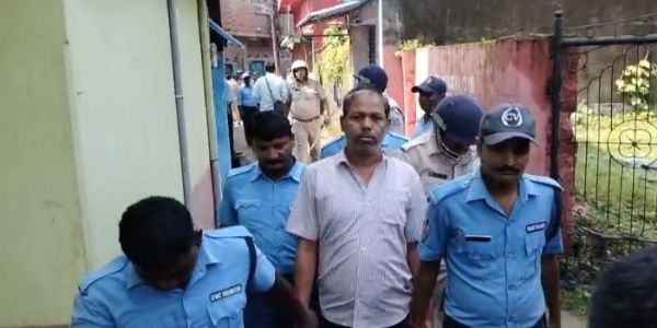 कुल्टी के हरिजन पाड़ा में साइबर क्राइम नेटवर्क पर बड़ी कार्रवाई, कई उपकरण बरामद