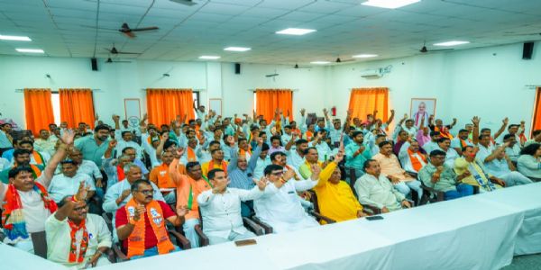 भरतपुर में सीएम का रोड शो, बोले- विकास के लिए निकायों में भी बने भाजपा की सरकार