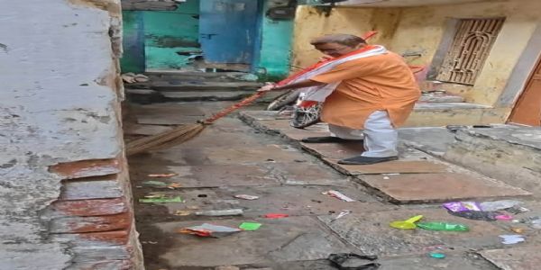 वाराणसी: विधायक डॉ नीलकंठ ने किया वार्ड प्रवास, सीवर पाइप बदलने के दिया निर्देश