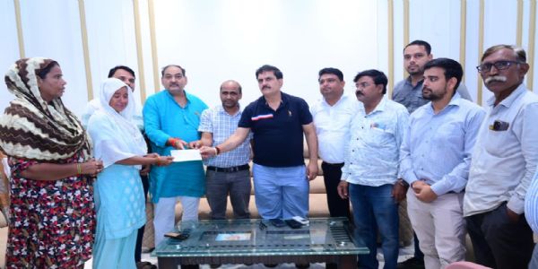 बिजली हादसे में मृत लाइनमैन के परिवार को जिला पंचायत अध्यक्ष ने प्रदान किया 2.50 लाख का चेक