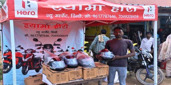 हाट-बाजारों में पहुंच रहे हेलमेट स्टॉल, डिंडो बाजार में ग्रामीणों ने खरीदे हेलमेट