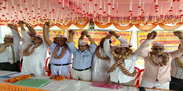 किसानों ने आलू की माला पहन निकाली रैली,मुख्यमंत्री को संबोधित ज्ञापन डीएम को सौंपा