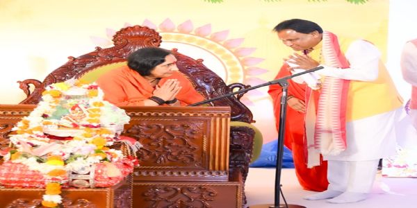 मुख्यमंत्री ने पुरी में साध्वी ऋतंभरा से भागवत कथा सुनी