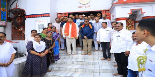 राज्यपाल हरि बाबू कंभमपटि ने धर्मेन्द्र प्रधान के साथ मां समलेश्वरी मंदिर में किए दर्शन