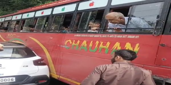 नाहन-कुमारहट्टी नेशनल हाईवे पर निजी बस और कार के बीच टक्कर, दोनों तरफ लगा लंबा जाम