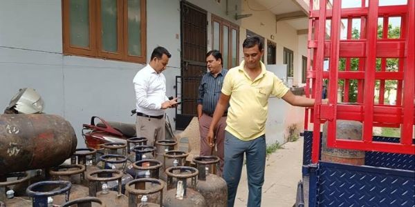 इंदौरः खाद्य विभाग की छापामार कार्रवाई, रिहायशी इलाके में घर से बड़ी संख्या में भरे हुए गैस सिलेंडर जब्त