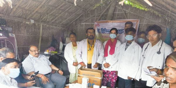लखीमपुर खीरी : सीएमओ ने बाढ़ प्रभावित तमोलियन गांव में की गर्भवती माताओं से मुलाकात, एक को दी सीएचसी में भर्ती होने की सलाह