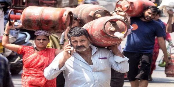 ग्रामीण क्षेत्रों में गैस सिलेंडर बुकिंग की अवधि 45 से घटकर हुई 25 दिन: पेट्रोलियम राज्यमंत्री