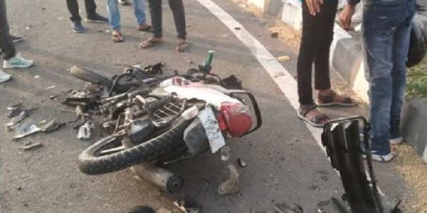 कार की टक्कर से बाइक सवार मुख्य प्रहरी की मौत, डिवाइडर से टकराने के बाद तोड़ा दम