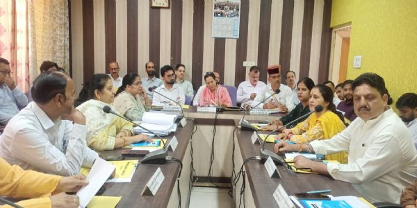 हमीरपुर जिला परिषद की पहली त्रैमासिक बैठक आयाेजित