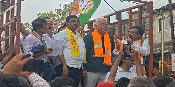 स्मार्ट मीटर के खिलाफ वसई स्थित महावितरण कार्यालय पर प्रदर्शन, महापौर ने किया नेतृत्व