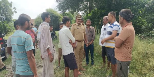 फतेहपुर : बाग में पेड़ से लटकता मिला अधेड़ का शव