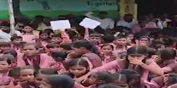 मीरजापुर : कीचड़ भरे रास्ते से परेशान सरकारी स्कूल के बच्चों ने किया प्रदर्शन, सड़क निर्माण के आश्वासन पर माने