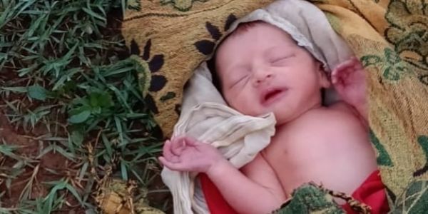 मीरजापुर: सिवान में कपड़े में लिपटा मिला नवजात,ग्रामीणों ने बचाई जान