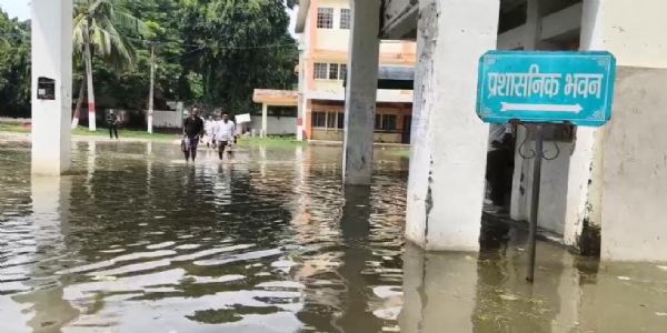 गंगा के उफान से टीएमबीयू परिसर जलमग्न; हॉस्टल खाली, पठन-पाठन ठप