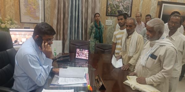 फरियादियों की समस्याएं सुन डीएम ने संबंधित अधिकारियों को दिए त्वरित निस्तारण के निर्देश