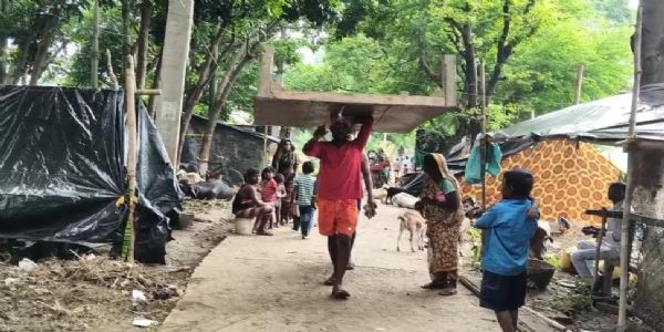 भागलपुर में गंगा का रौद्र रूप: आशियाने बहे, अब दाने-दाने को तरस रहे बाढ़ पीड़ित