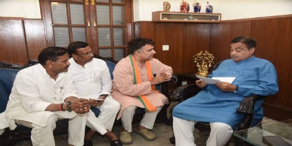 चंद्रशेखर आजाद गंगा सेतु के समानांतर एक और टू लेन पुल बनाने की विधायक ने केंद्रीय मंत्री से की मांग