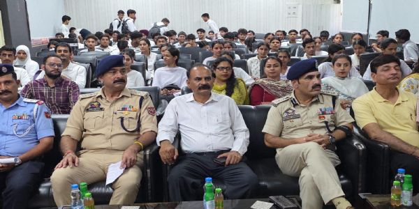 सड़क सुरक्षा की शुरुआत जिम्मेदारी से, कार्रवाई से नहीं-ट्रैफिक पुलिस