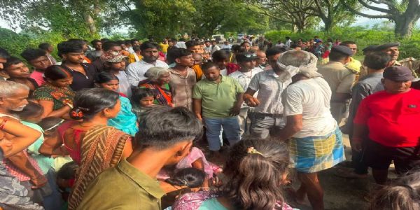 स्कूली बस की टक्कर से बाइक सवार युवक की मौत, आक्रोशित ग्रामीणों ने किया सड़क जाम