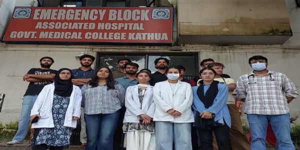 ठोस आश्वासन नहीं मिला तो 24 घंटे ठप रहेंगी इमरजेंसी सेवाएं -इंटर्न डॉक्टरों की हड़ताल आठवें दिन जारी, कैंडल मार्च निकाला