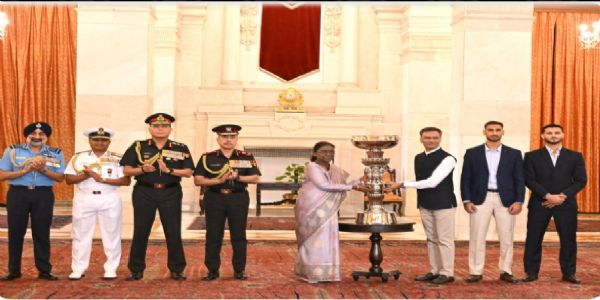 डूरंड कप चैंपियन ईस्ट बंगाल को राष्ट्रपति द्रौपदी मुर्मू ने सौंपी प्रेसिडेंट्स कप ट्रॉफी