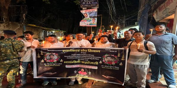 भारी बारिश में भी नहीं थमा आक्रोश, हत्याओं के विरोध में सोनार समाज ने निकाला कैंडल मार्च
