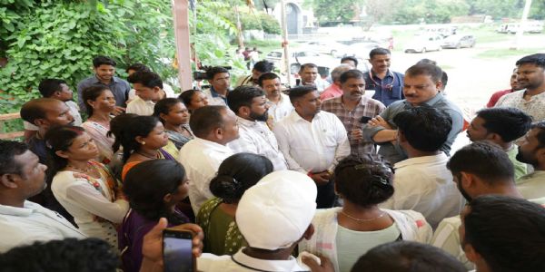 भोपाल में पेसा मोबिलाइजर्स के धरने को उमंग सिंघार का समर्थन, कहा- सरकार के पास उनकी बात सुनने का समय नहीं