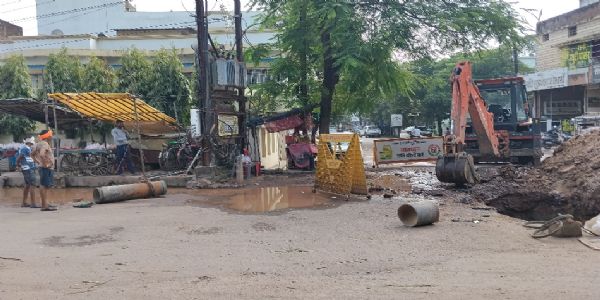 धमतरी के मुख्य राइजिंग पाइप में लीकेज, 40 वार्डों में पेयजल आपूर्ति बाधित