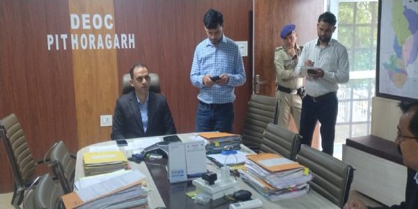 लगातार बारिश के बीच डीएम ने आपदा कंट्रोल रूम का किया निरीक्षण
